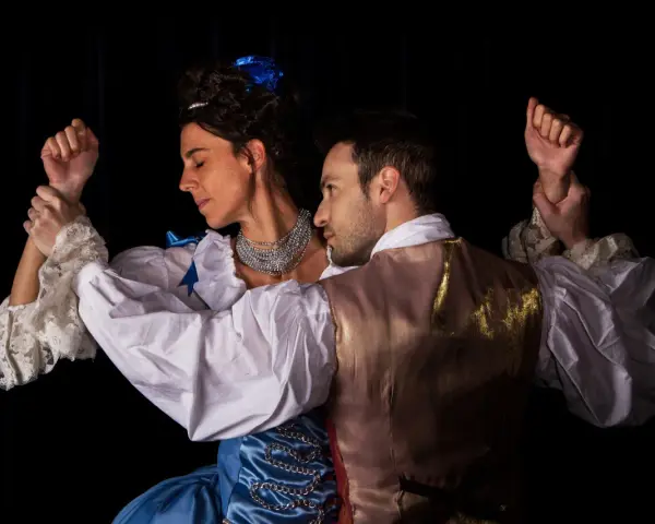 Un homme en gilet doré et une femme en robe bleue, coiffée d'un ruban, semblent danser ou se débattre. Leurs mains sont entrelacées, évoquant une scène de Renée Pelagie de Sade.