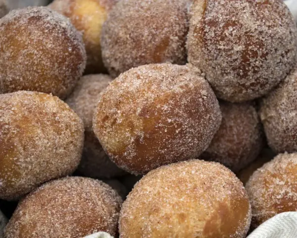 Pączki z ziemniakami Ewy Wachowicz, obtoczone w cukrze z cynamonem, wyglądają apetycznie.