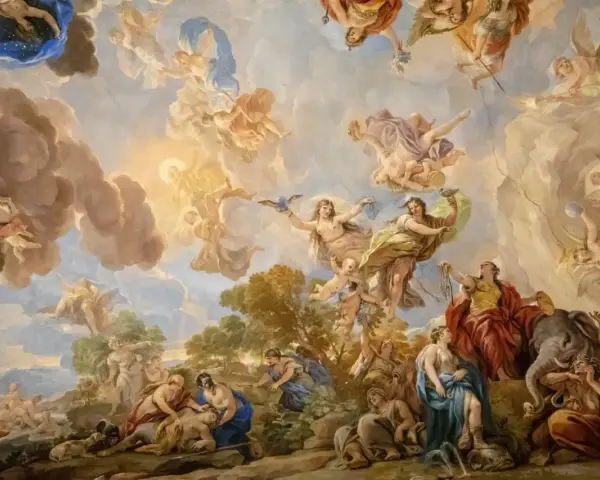 Barokowy fresk na suficie ukazuje niebiańską scenę z postaciami mitologicznymi, aniołami i chmurami, pełną dynamiki i przepychu.