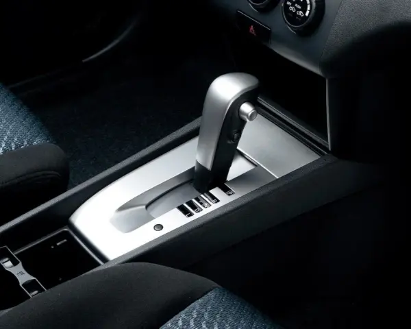 Interno auto con leva cambio automatico CVT. Le posizioni sono P, R, N, D, L.