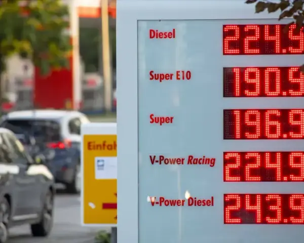 Cena benzyny w Niemczech: Diesel 224.9, Super E10 190.9, Super 196.9. Kierowcy tankują, obserwując rosnące ceny.