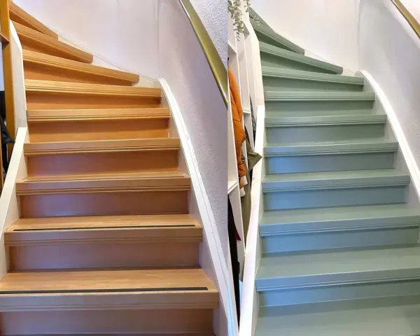 Vorher-Nachher-Vergleich: Eine Holztreppe wurde frisch gestrichen und erstrahlt nun in einem sanften Grünton.