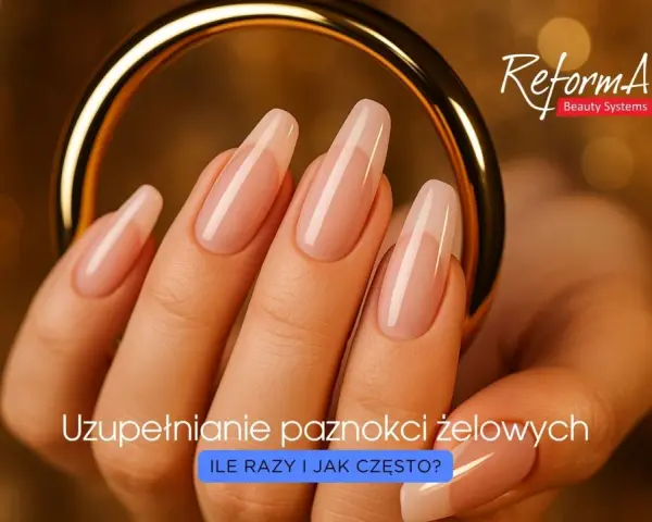 Dłoń z perfekcyjnie wykonanymi paznokciami żelowymi w odcieniu nude, otoczona złotą obręczą. Tekst: "Uzupełnianie paznokci żelowych".