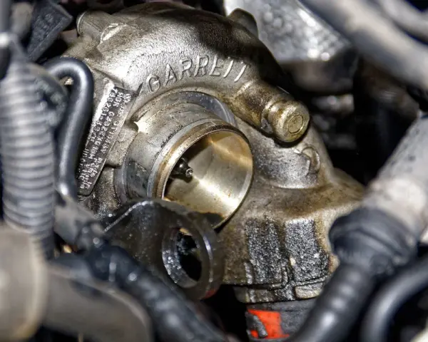 Dettaglio di un turbocompressore Garrett. Il convertitore pressione turbocompressore a cosa serve? Regola la pressione per ottimizzare le prestazioni.