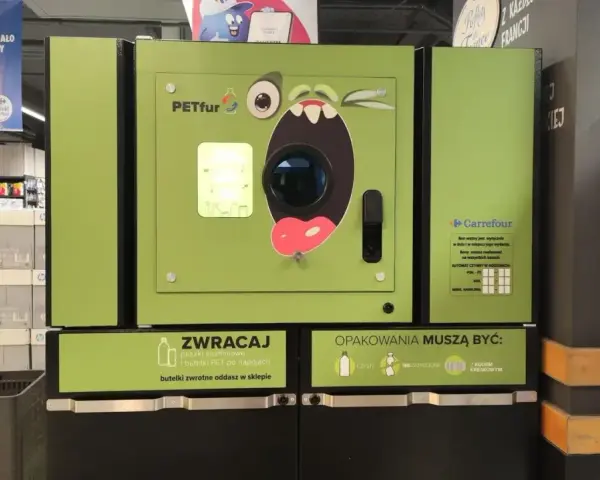 Zielony automat PETfur w sklepie Carrefour, gdzie oddać butelki bezzwrotne i puszki aluminiowe.