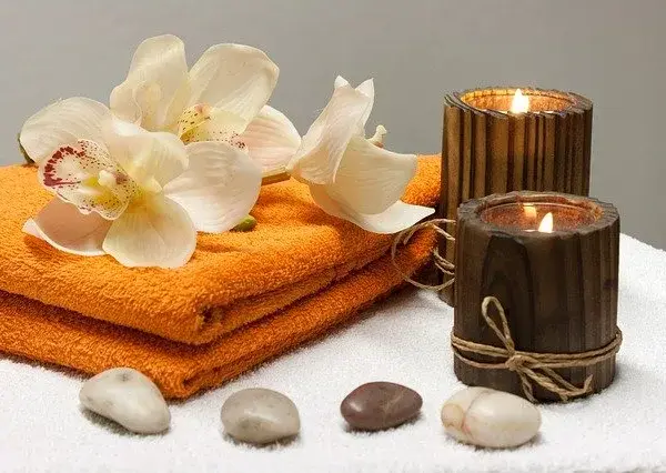 Jak świeca lawendowa może odmienić Twoje domowe SPA?
