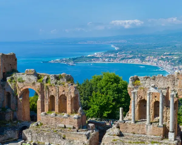 Rovine antiche con vista sul mare blu e la costa di Giardini Naxos Taormina.