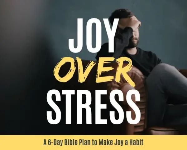 Mężczyzna siedzi przygnębiony, ale tekst "JOY OVER STRESS" i odniesienie do flp 4 13 sugerują, że siła do pokonania stresu pochodzi z wiary.