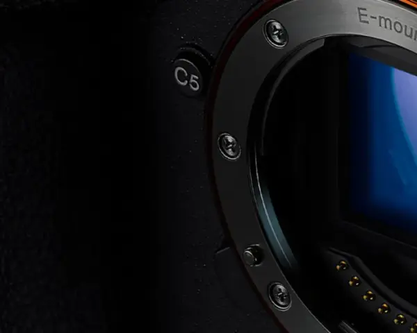 Zbliżenie na korpus aparatu z widocznym mocowaniem obiektywu E-mount i sensorem. Technologia global shutter zapewnia ostrość obrazu.