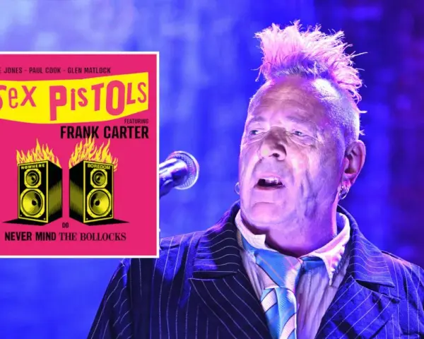 Le chanteur des Sex Pistols, Johnny Rotten, sur scène, avec la pochette de l'album "Never Mind the Bollocks" superposée.