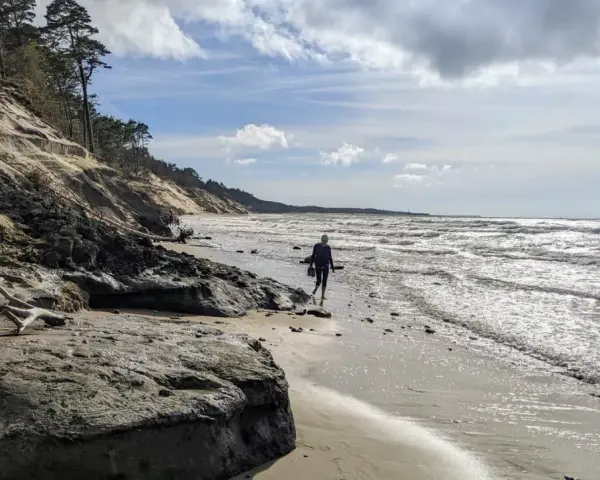 Spacerem po plaży w **orzechowo** wietrznego dnia. Falujące morze i piaszczyste wydmy tworzą malowniczy krajobraz.