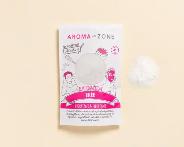 Un sachet d'actif cosmétique "Urée" d'Aroma-Zone, idéal pour hydrater et exfolier, avec une poudre blanche à côté.