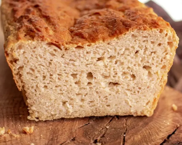 Puszysty chleb bezglutenowy, idealny na śniadanie. Oto prosty chleb bezglutenowy przepis, który pokochasz!