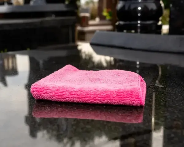 Skuteczne sposoby na usunięcie cementu z pomnika bez uszkodzeń