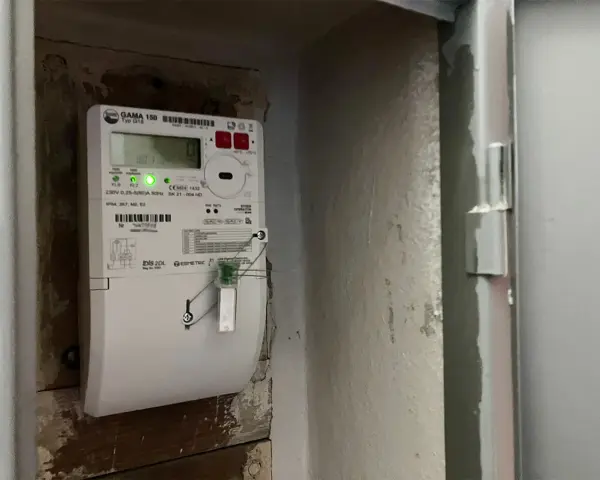 Licznik gama 150 typ g15, widoczny na zdjęciu, to nowoczesne urządzenie do pomiaru zużycia energii elektrycznej.