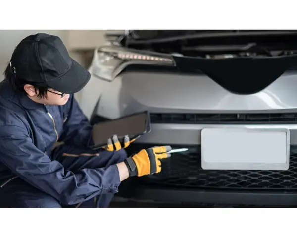 Meccanico con tablet controlla la targa smarrita. Posso circolare?