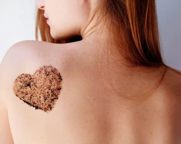 Serce z peelingu na plecach. Dowiedz się, jak często robić peeling enzymatyczny dla zdrowej skóry.