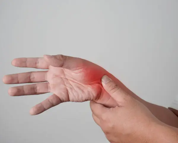 Main douloureuse, avec une zone rouge vif indiquant une possible fracture de fatigue main.