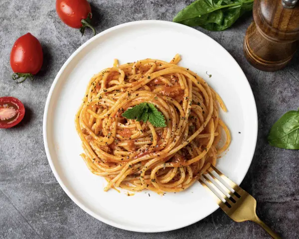 Spaghetti bez mięsa: Szybkie i pyszne przepisy, które zachwycą!