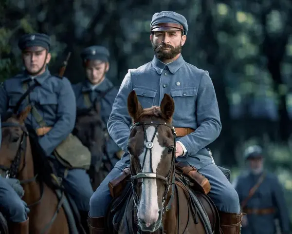 Żołnierze w historycznych mundurach na koniach. Czy to krotochwila co to? Nie, to poważna scena z przeszłości.
