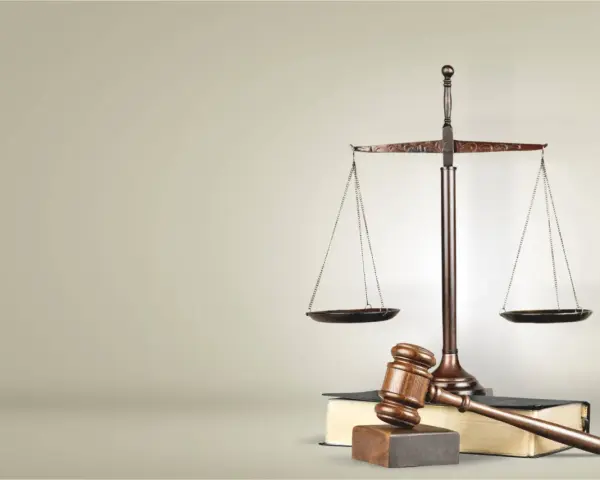 Waga sprawiedliwości i młotek sędziowski na księgach prawnych. Symbolizuje to prawo i porządek, jak w Svea Ekonomi Cyprus Limited.