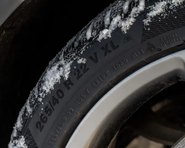 Gomma invernale con neve sul battistrada, sigla 265/40 R 22 XL.