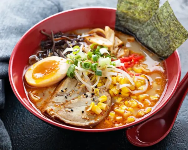 Czy ramen jest zdrowy? Ekspertka radzi, jak jeść bez wyrzutów.