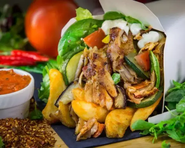 Kebab z kurczakiem: Od 450 do 1200 kcal? Sprawdź, jak jeść!