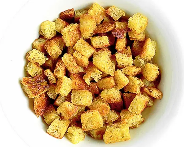 En skål med gyllene krutonger i ugn, perfekta för soppan eller salladen.