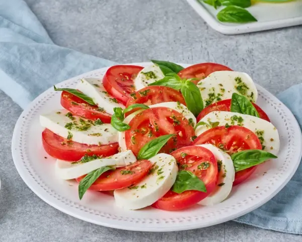 Perfekcyjny sos do pomidorów z mozzarellą: Klasyka i kreatywne idee