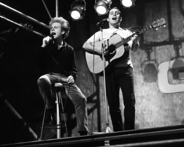 Simon & Garfunkel singen "Mrs. Robinson" auf der Bühne.