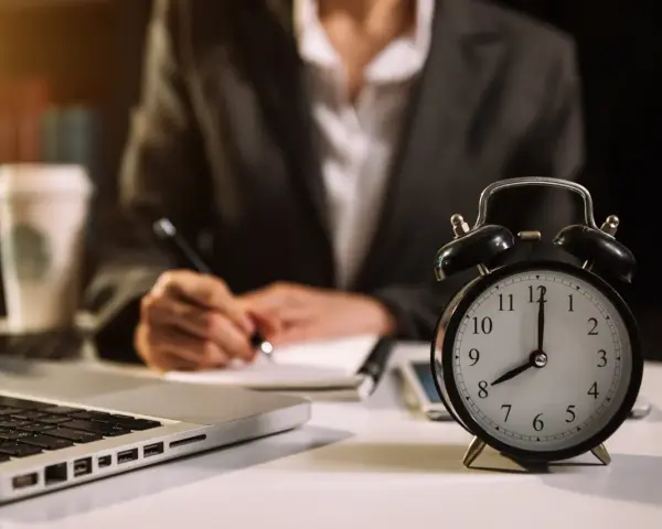 Zegar pokazuje 8:00. Zastanawiasz się, ile to godzin przy 3/4 etatu?