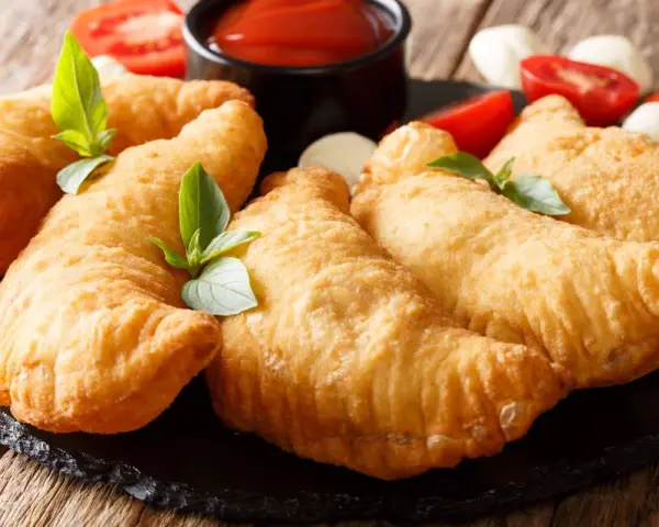 Złociste panzerotti, idealne na przekąskę. Ten przepis na panzerotti jest prosty i szybki.
