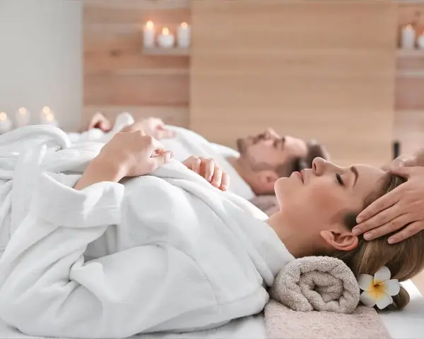Para uniknąć objawów stresu przedślubnego i "wedding burnout", panna młoda relaksuje się na masażu głowy w spa.