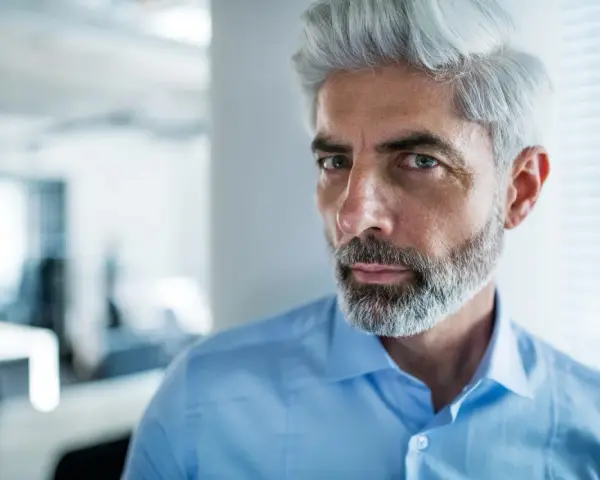 Graue Haare Männer: Coole Frisuren & Pflege für den Silver Fox Look
