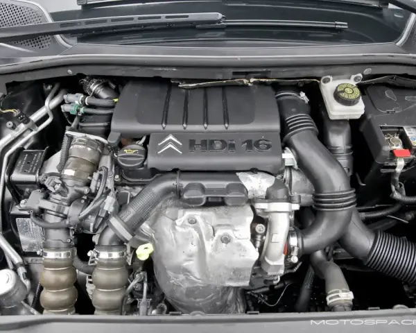 Silnik 1.6 e-HDi z turbosprężarką i elementami układu dolotowego. Widoczna pokrywa silnika z logo Citroen.