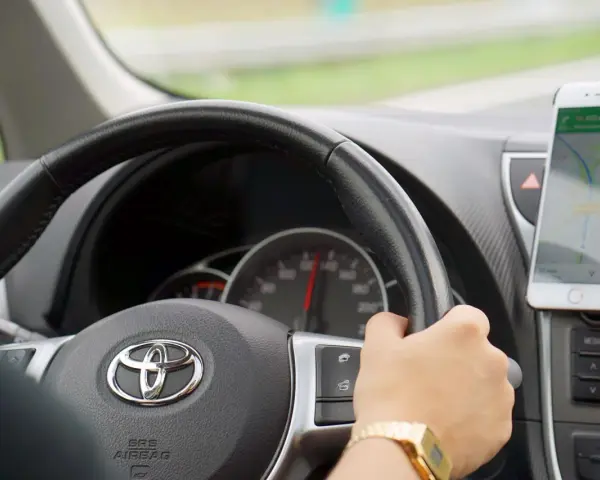 Volante Toyota con navigatore. Vibrazioni al volante? Potrebbero essere sintomi di squilibrio gomme.