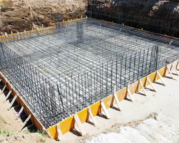 Siatka zbrojeniowa gotowa do zalania betonem. Tak wygląda fundament, gdy wiesz, jak zrobić zbrojenie.