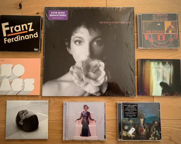 Kolekcja okładek płyt muzycznych: Kate Bush, The Strokes, Franz Ferdinand, The War on Drugs, Bat for Lashes, The National i No Age.
