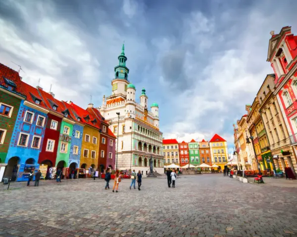 Kolorowy Rynek w Poznaniu, idealne miejsce, by zobaczyć, co zwiedzić w Poznaniu. Ratusz i kamieniczki zachwycają.
