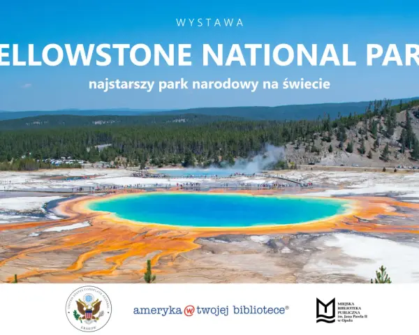 Widok na gorące źródło Grand Prismatic Spring w Parku Narodowym Yellowstone z turystami na drewnianych kładkach.