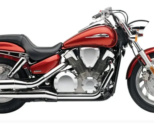 Czerwony motocykl Honda VTX 1300 z chromowanymi elementami i potężnym silnikiem V-twin.