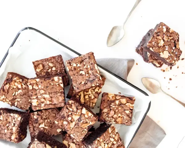 Deliciosos trozos de brownie con nueces, listos para disfrutar.