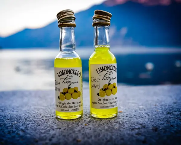 Dwie małe buteleczki limoncello Della Tradizione, idealne do degustacji. Jak pić limoncello? Schłodzone, prosto z lodówki!