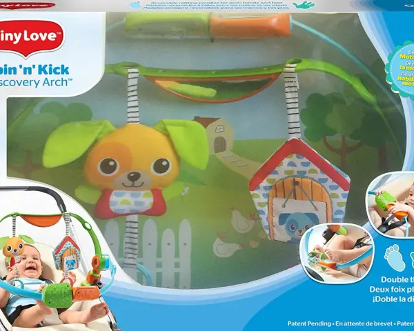 Pałąk Tiny Love Spin 'n' Kick z zabawkami dla niemowląt. Wesoły piesek i domek zachęcają do zabawy.
