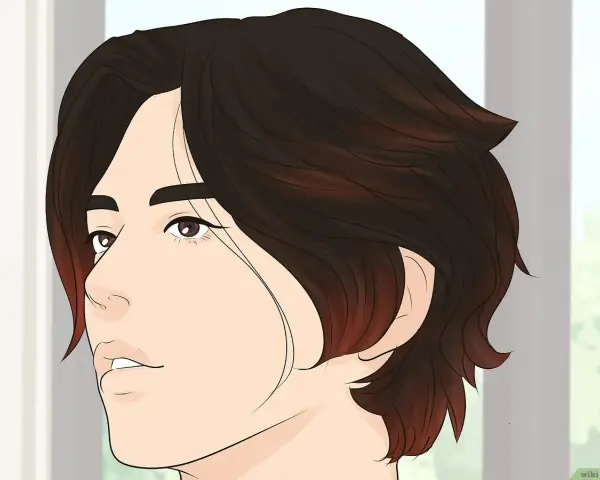 Un uomo con un taglio di capelli wolf cut, scuro con sfumature rosse, guarda di profilo con un'espressione enigmatica.