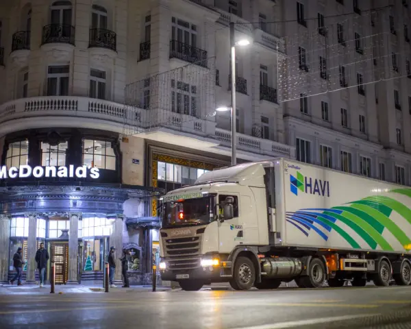 Ciężarówka HAVI z logo McDonald's na budynku.