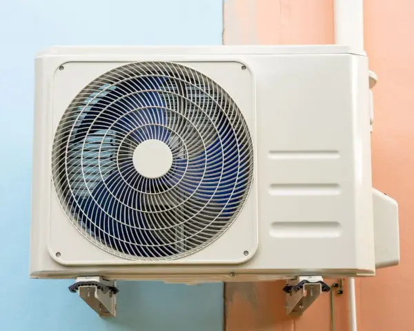 Unità esterna di climatizzatore, un'alternativa efficiente alle caldaie senza gas per il riscaldamento e raffrescamento.
