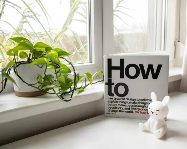 Książka "How to" i urocza lampka-króliczek na parapecie. Może to podpowiedź, jak odpowiedzieć na komplement?