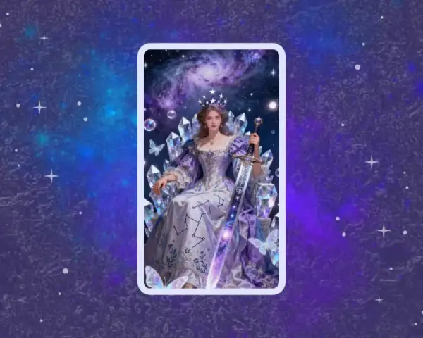 Reina de espadas tarot amor: una mujer con corona y vestido púrpura, sentada con una espada, rodeada de cristales y mariposas, bajo un cielo estrellado.